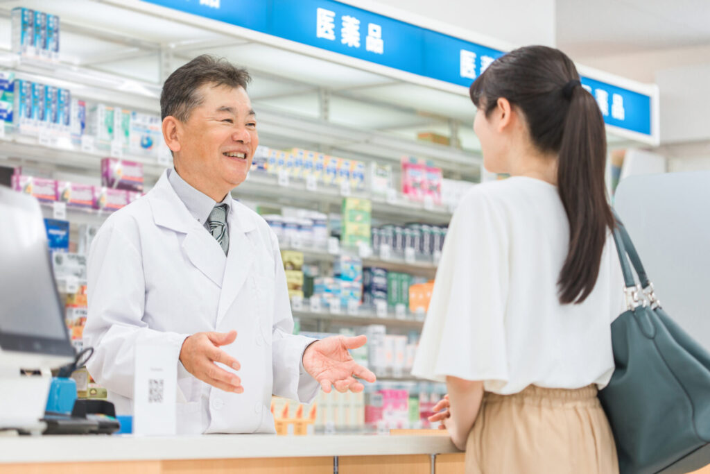 【画像】薬剤師と相談する客